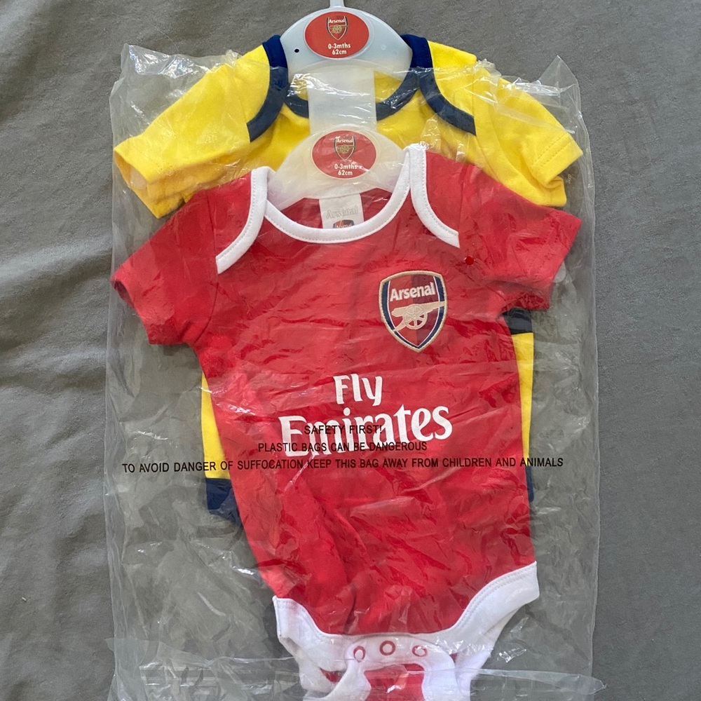 NWT Arsenal baby onesie set